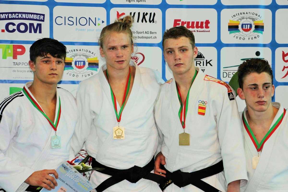 Foto: Salvador Cases luce su medalla en tercera posición. (De izquierda a derecha)